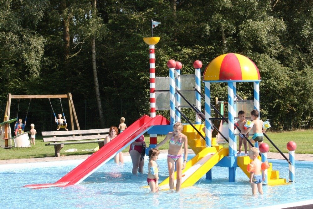 Spelen in het zwembad bij Groningen