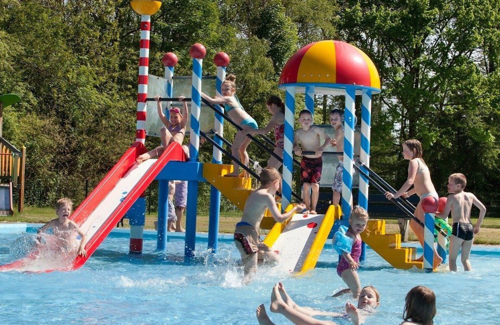 Zwemkasteel op glamping in Groningen